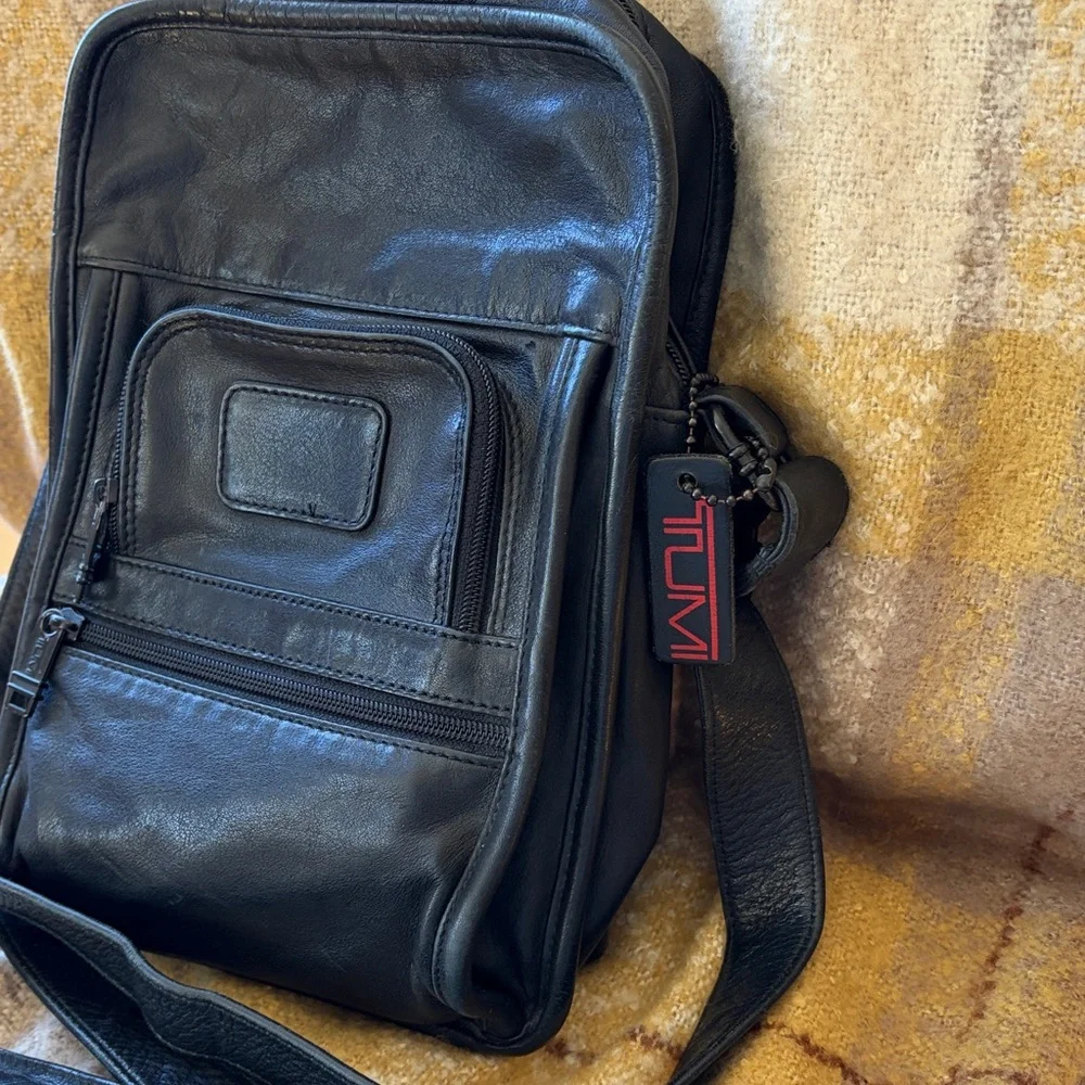 EUC TUMI Vintage UNISEX Black Leather Attractive Travel Work Crossbody